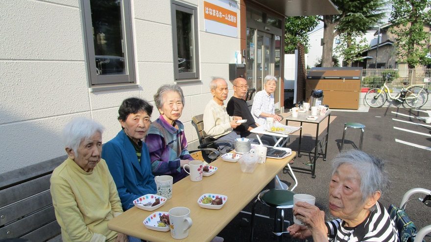 外でお茶を楽しむご利用者さま